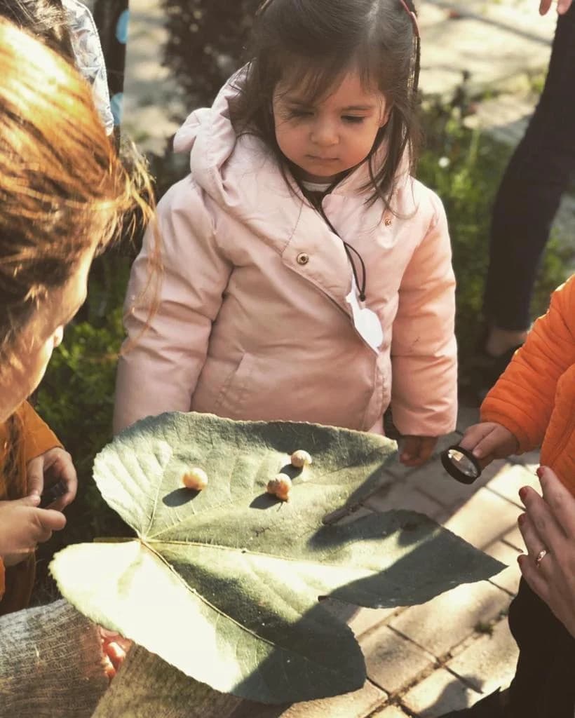 Bahçede çocuklarla etkinlik